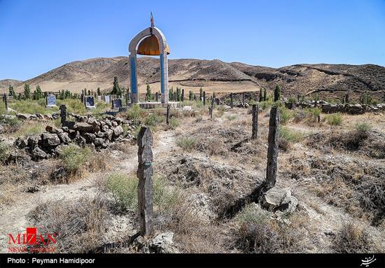 قبرستان با نماد چوبی