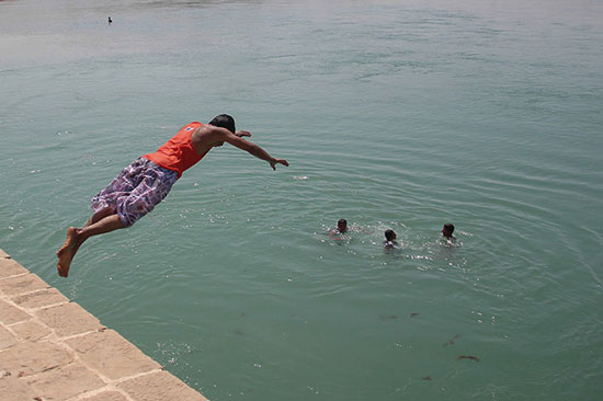 در روزهای گرم تابستان، شنا کنید اما غرق نشوید!