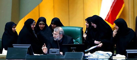 تجمع نمایندگان زن مجلس دور صندلی لاریجانی