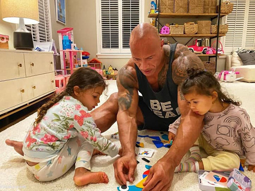 بازی دواین‌ جانسون با فرزندانش؛ بچه‌داری «راک»!