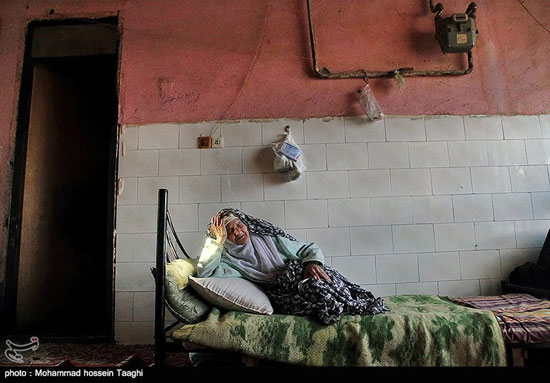 عکس: زندگی دشوار سکینه با 4 فرزند معلول