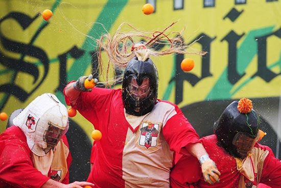 جشنواره پرتقال بازی ایتالیایی ها در شهر «ایوریا»