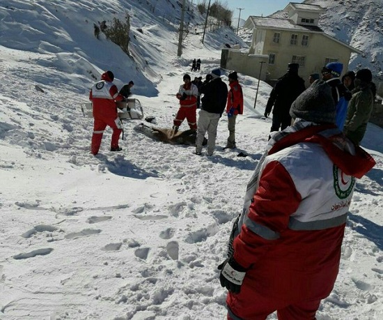نجات ۲ فرد گرفتار در برف و کولاک