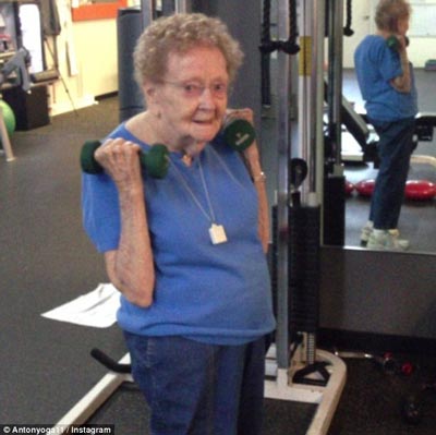 تصاویری از مادربزرگ 97 ساله پرورش اندام کار!