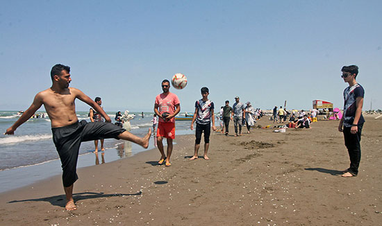 مسافران بی‌توجه به کرونا در ساحل خزر