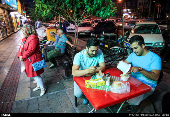 تصاویری از افطار در خیابان های تهران