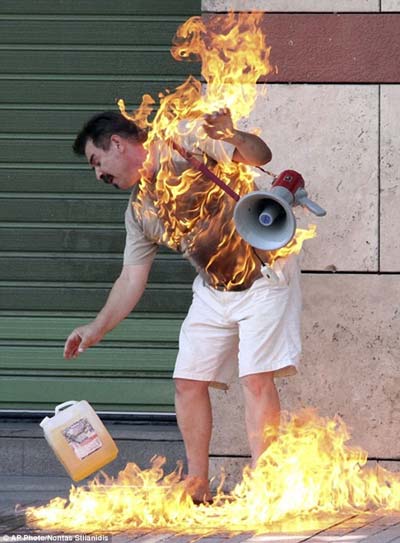تصاویر مرد بدهکار یونانی که خود را آتش زد