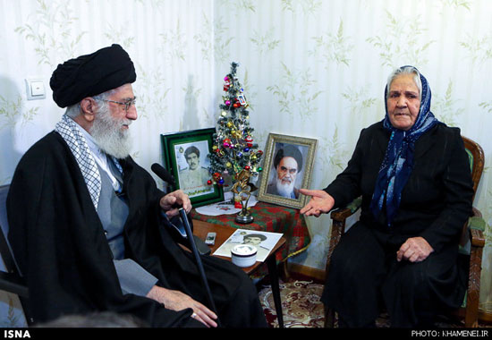عکس: رهبر انقلاب در منزل شهید آشوری