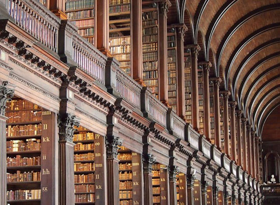 کتاب خواندن در کتابخانه دوبلین