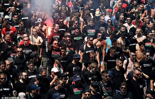 هواداران مجارستان علیه مبارزه با نژادپرستی!