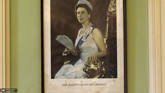 عکس ملکه در آکسفورد پایین کشیده می‌شود