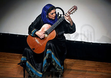 اولین زن ایرانی که دکترای گیتار گرفت