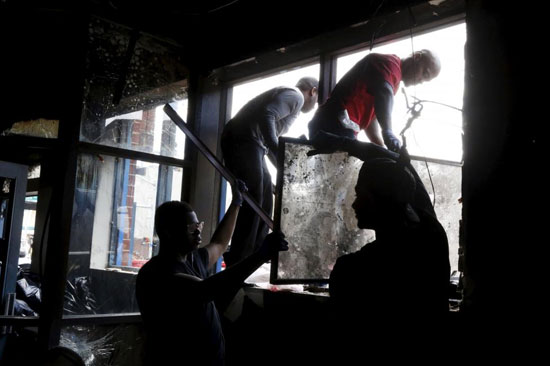 عکس: نظافت شهر آشوب‌ زده توسط سیاهان