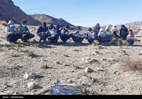 کوه‌پیمایی دانش آموزان برای تحصیل مجازی!