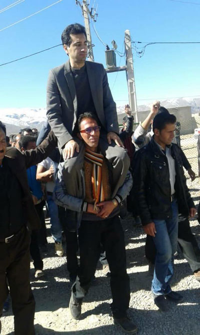 مردم‌سواریِ یک کاندید انتخاباتی در اقلید فارس!
