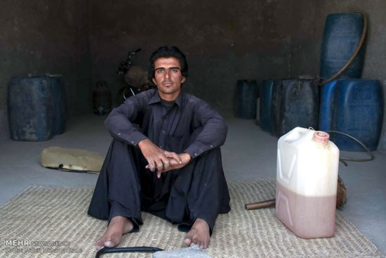 تصاویری از فروشندگان بنزین در بلوچستان