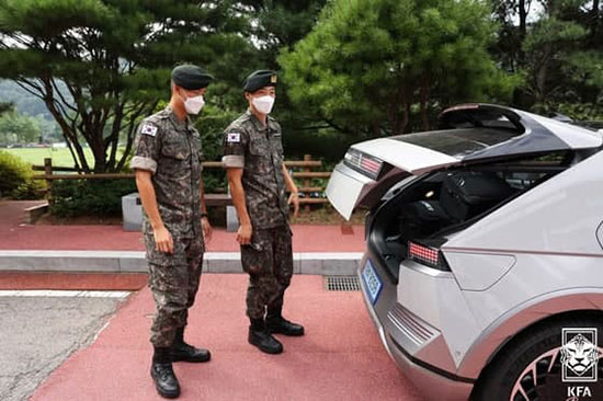 دو کره‌ای با لباس سربازی در تمرین تیم ملی!