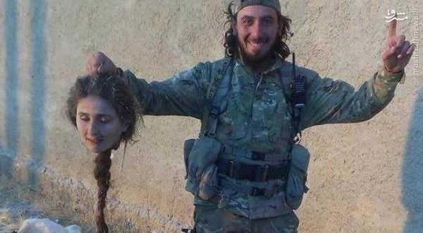 عکس یک داعشی با سرِ بریده زن کُرد (18+)