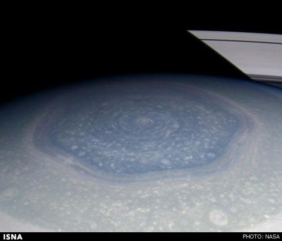 تصاویر رنگی واقعی از توفان 6 ضلعی زحل