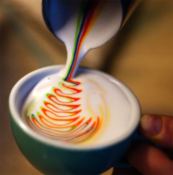 نقاشی های رنگی زیبا بر روی قهوه