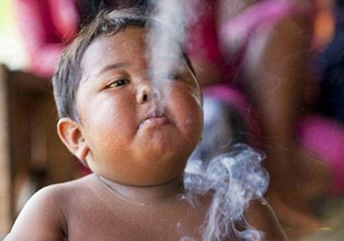 عکس: کودکی که روزی ۴۰ نخ سیگار می‌کشد