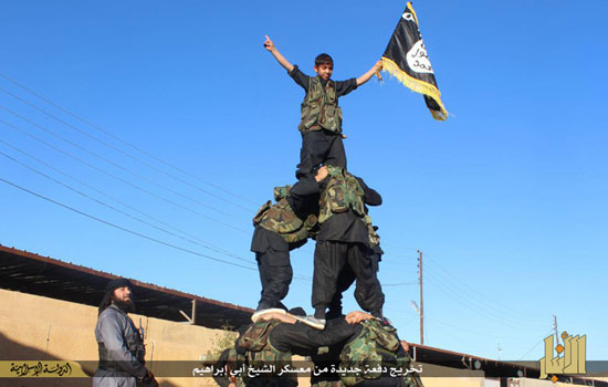 عکس: مانور فارغ‌ التحصیلان داعش در الانبار