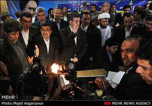 پدر داماد احمدی‌نژاد: او برای انتخابات ۱۴۰۰ می‌آید