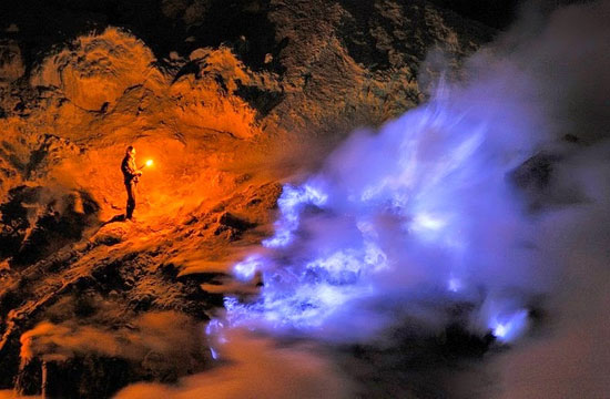 آتشفشانی با گدازه های آبی رنگ +عکس