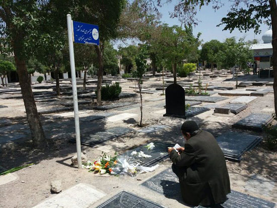 انتقاد از وضعیت مزار حسین منزوی