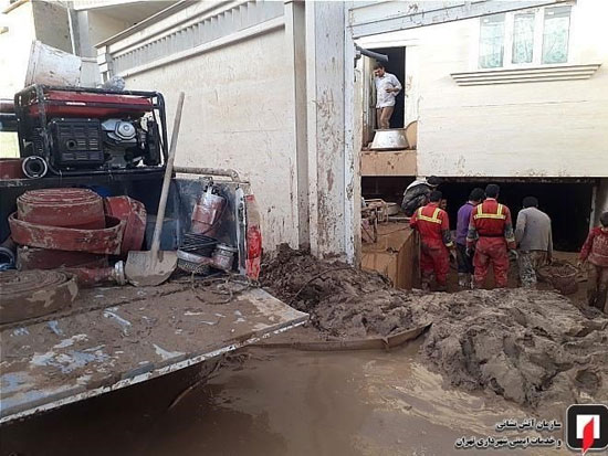 امدادرسانی آتش‌نشانان در مناطق سیل‌زده