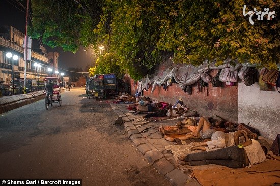 کارگران هندی که در پیاده روها می خوابند