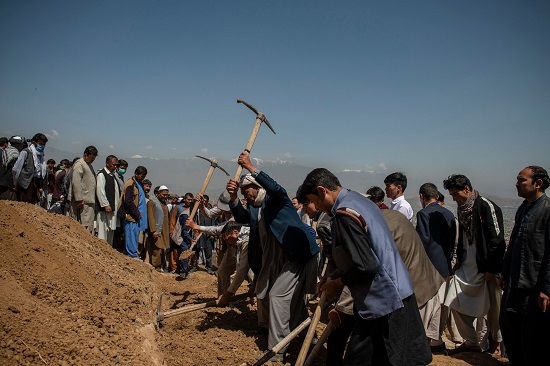 خاکسپاری دختران افغان در ناامنی؛ خشم در کابل