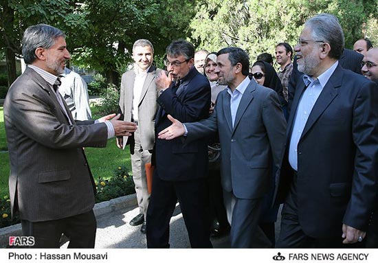 عکس: بازگشت محمود احمدی‌ نژاد به خانه‌اش