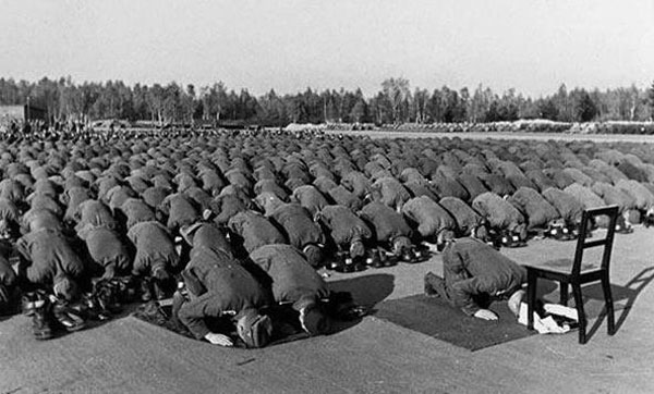 عکس: لشکر آلمان نازی در حال اقامه نماز!