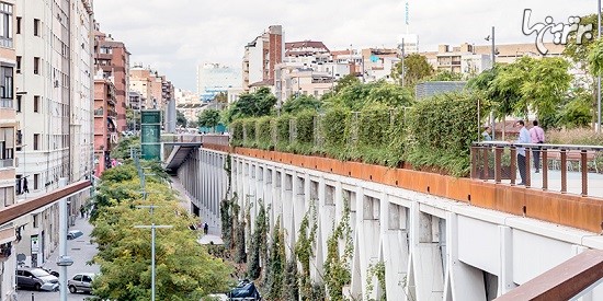 پارکی بالای خطوط راه آهن در بارسلونا
