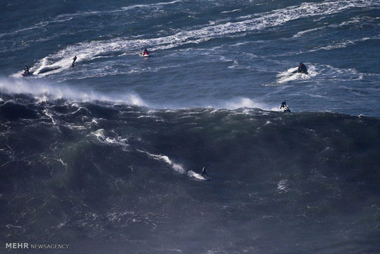 موج سواری در امواج وحشی پرتغال +عکس