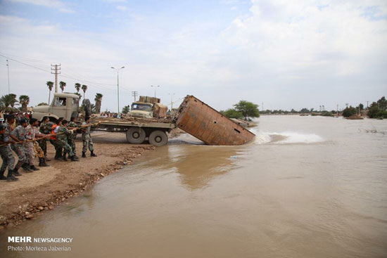 احداث پل شناور ارتش در کارون سیل زده