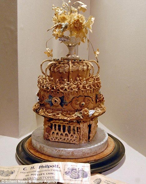 کیک عروسی با قدمتی باورنکردنی +عکس
