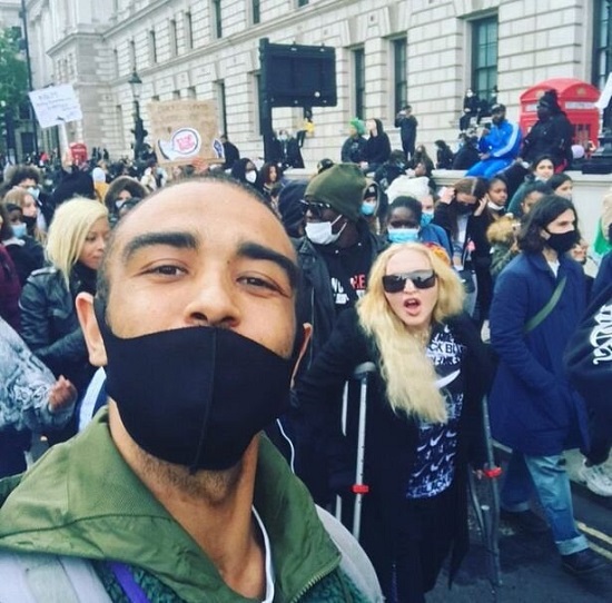 حضور مدونا در تظاهرات ضد نژادپرستی در لندن