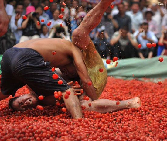 کُشتی در استخر گوجه! +عکس