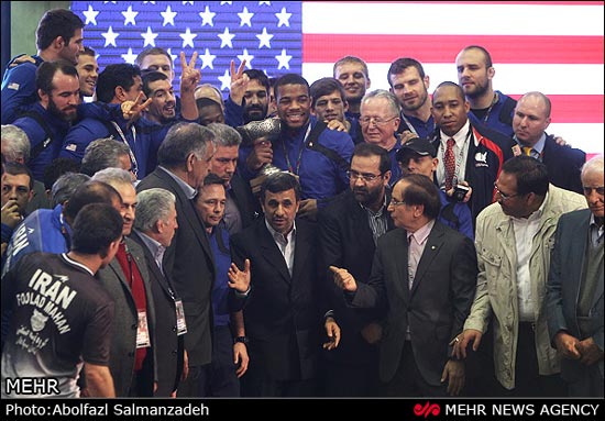 تصاویر: «V» آمریکایی‌ها بالای سر احمدی نژاد