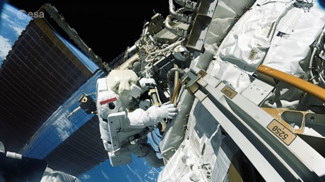 تعویض باتری های ایستگاه فضایی بین المللی توسط فضانوردان