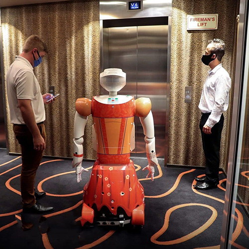 روبات‌های پیشخدمت برای مسافرانی که کرونا دارند