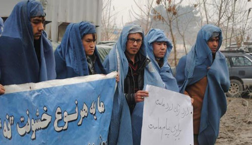 مردان افغان برقع به سر کردند! + عکس
