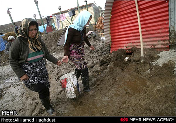 تصاویر: سرما و گل و لای در مناطق زلزله زده