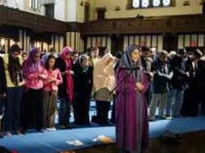 عکس: نماز جماعت به امامت یک زن