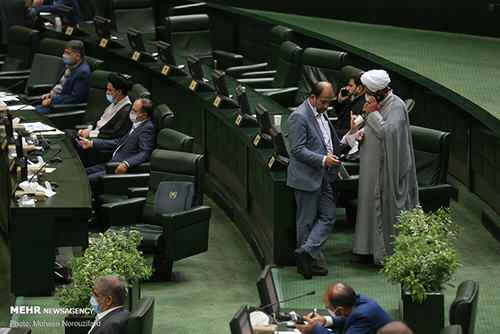 تصاویری از حاشیه‌های جلسه علنی مجلس