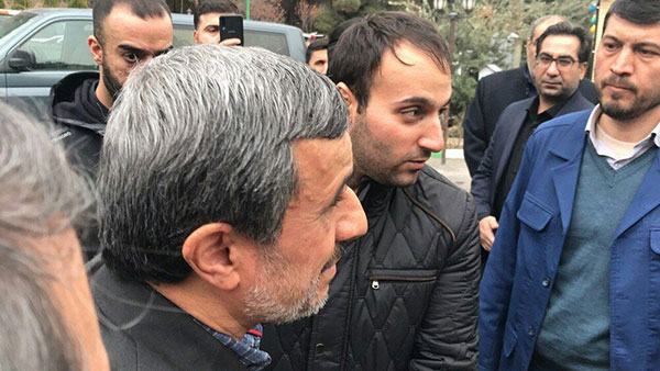 فرزند شهید سلیمانی در آغوش احمدی‌نژاد