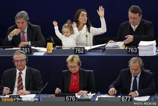 دختر 2 ساله پای ثابت جلسات پارلمان اروپا!