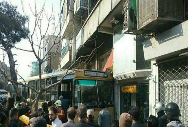 ورود اتوبوس شرکت واحد به پیاده‌ رو در تهران